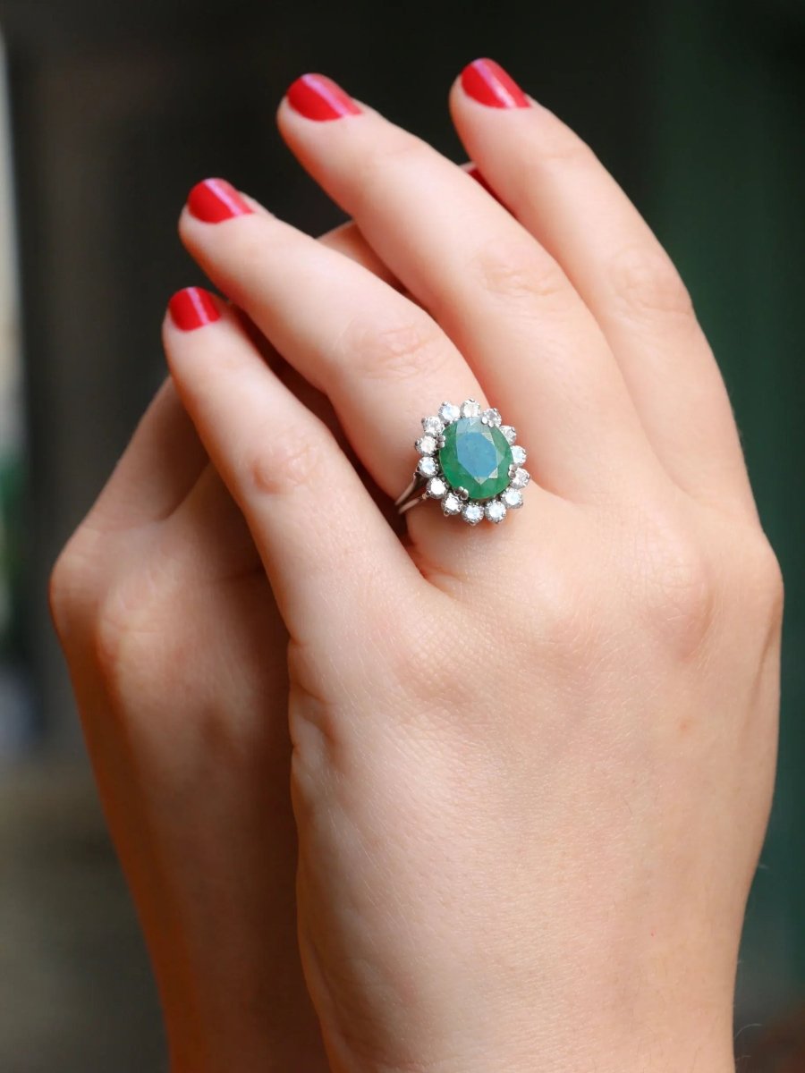 Bague marguerite vintage émeraude ovale diamants - Castafiore