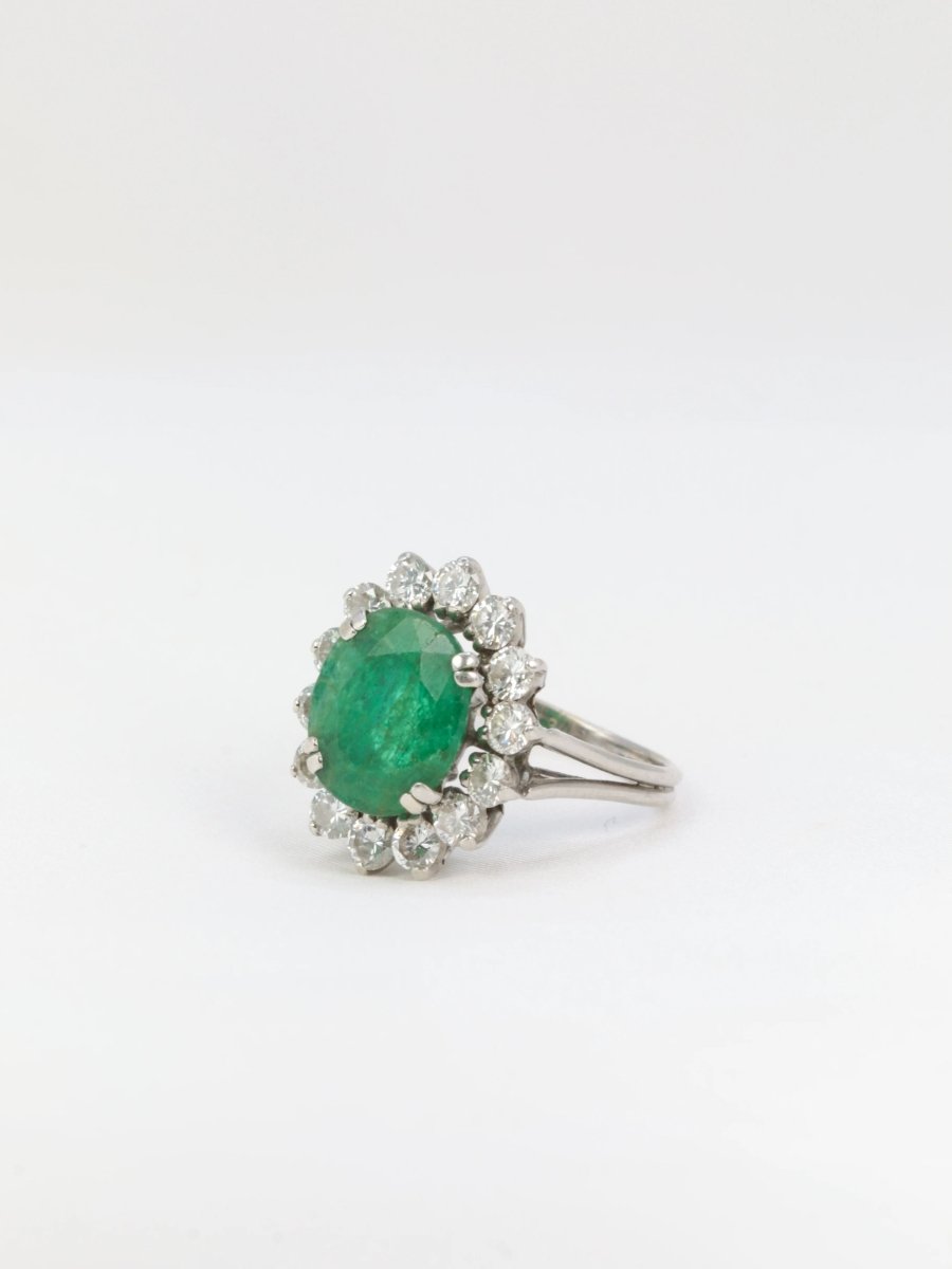 Bague marguerite vintage émeraude ovale diamants - Castafiore