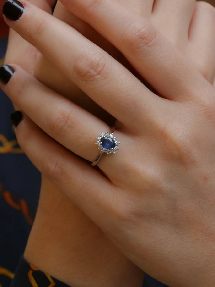 Bague marguerite vintage en or, saphir ovale et diamants - Castafiore