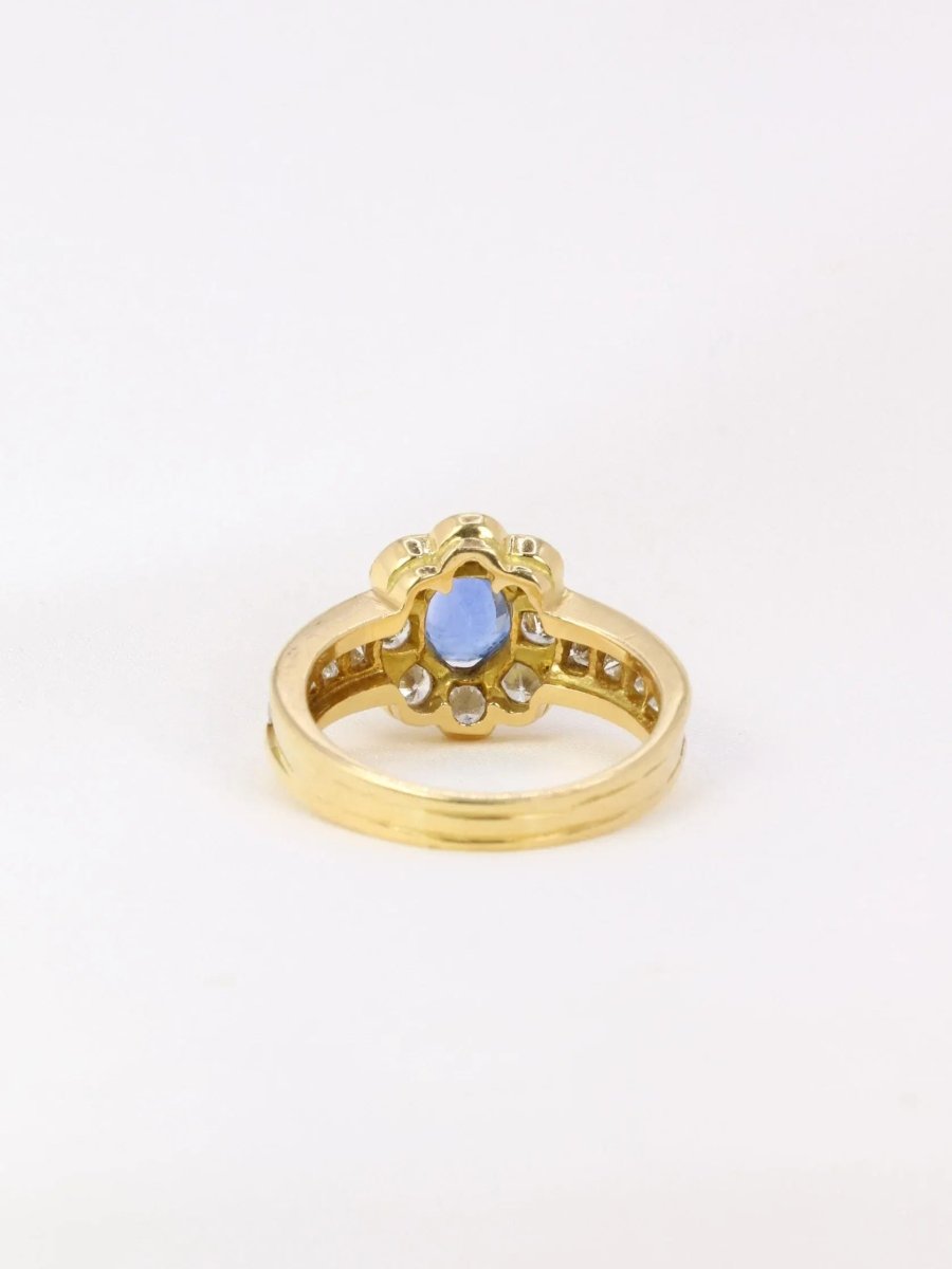 Bague marguerite vintage en or, saphir ovale et diamants - Castafiore