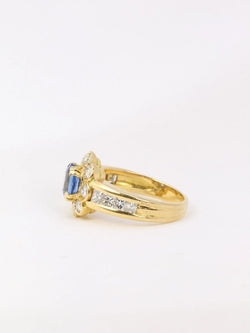 Bague marguerite vintage en or, saphir ovale et diamants - Castafiore
