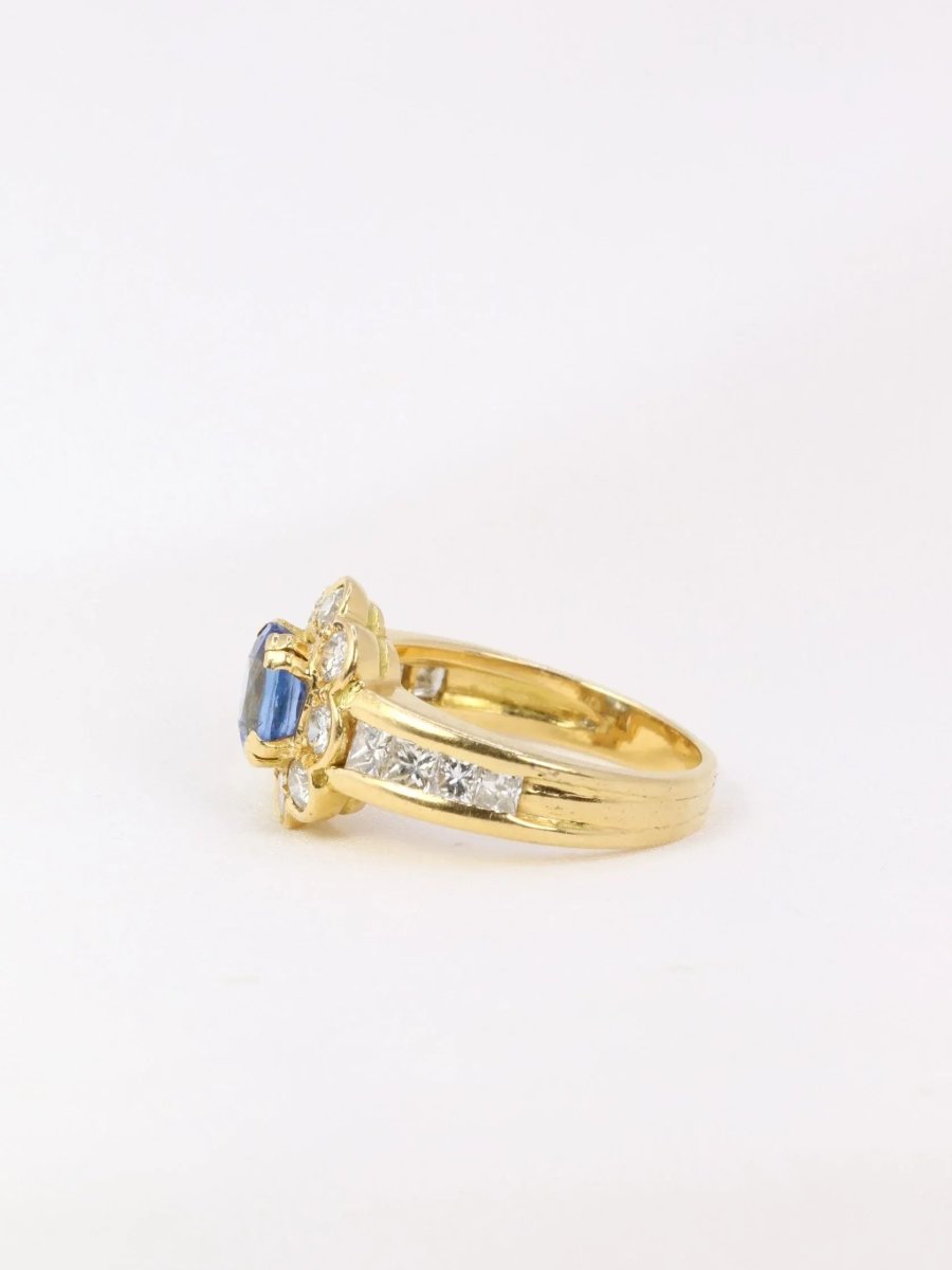 Bague marguerite vintage en or, saphir ovale et diamants - Castafiore