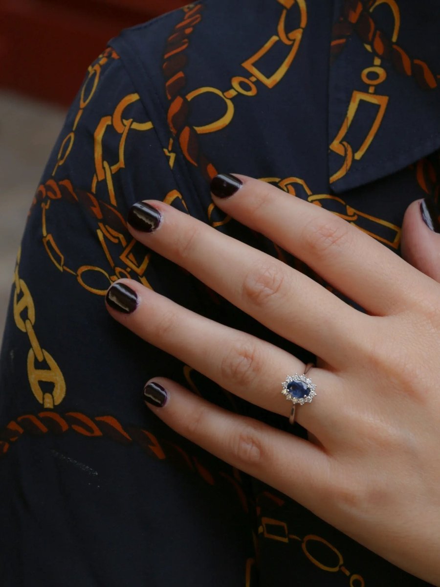 Bague marguerite vintage en or, saphir ovale et diamants - Castafiore