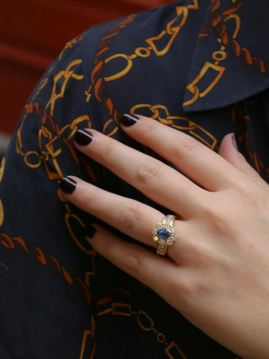 Bague marguerite vintage en or, saphir ovale et diamants - Castafiore