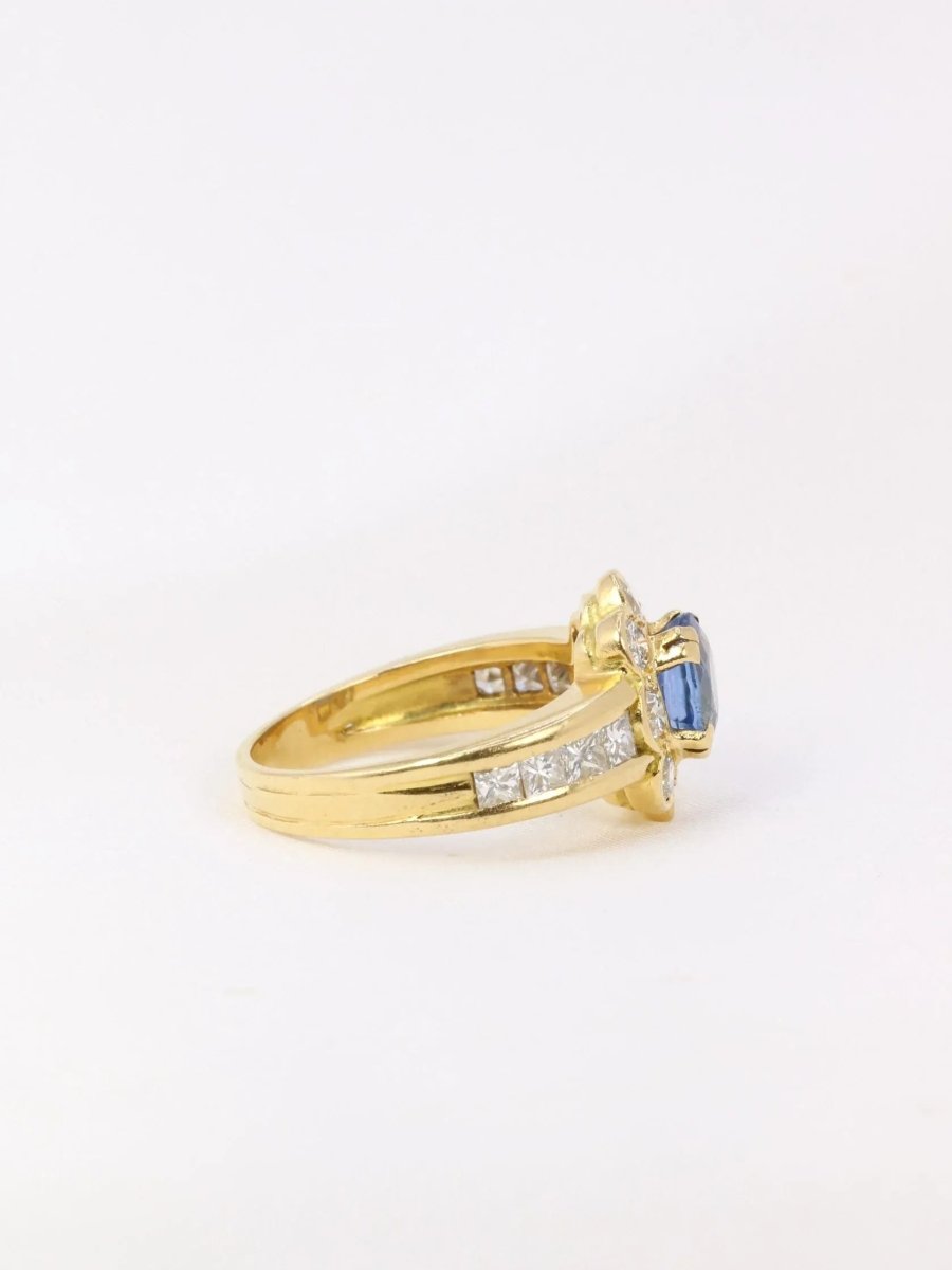 Bague marguerite vintage en or, saphir ovale et diamants - Castafiore
