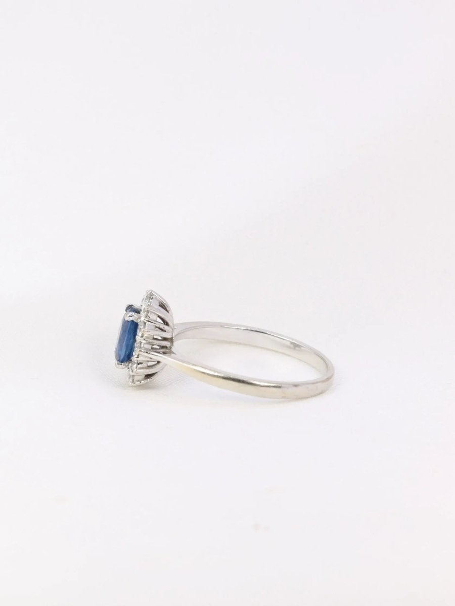 Bague marguerite vintage en or, saphir ovale et diamants - Castafiore