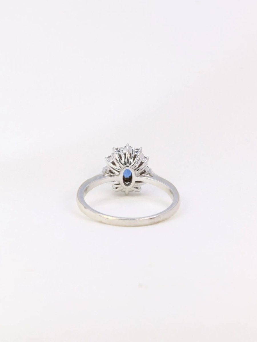 Bague marguerite vintage en or, saphir ovale et diamants - Castafiore