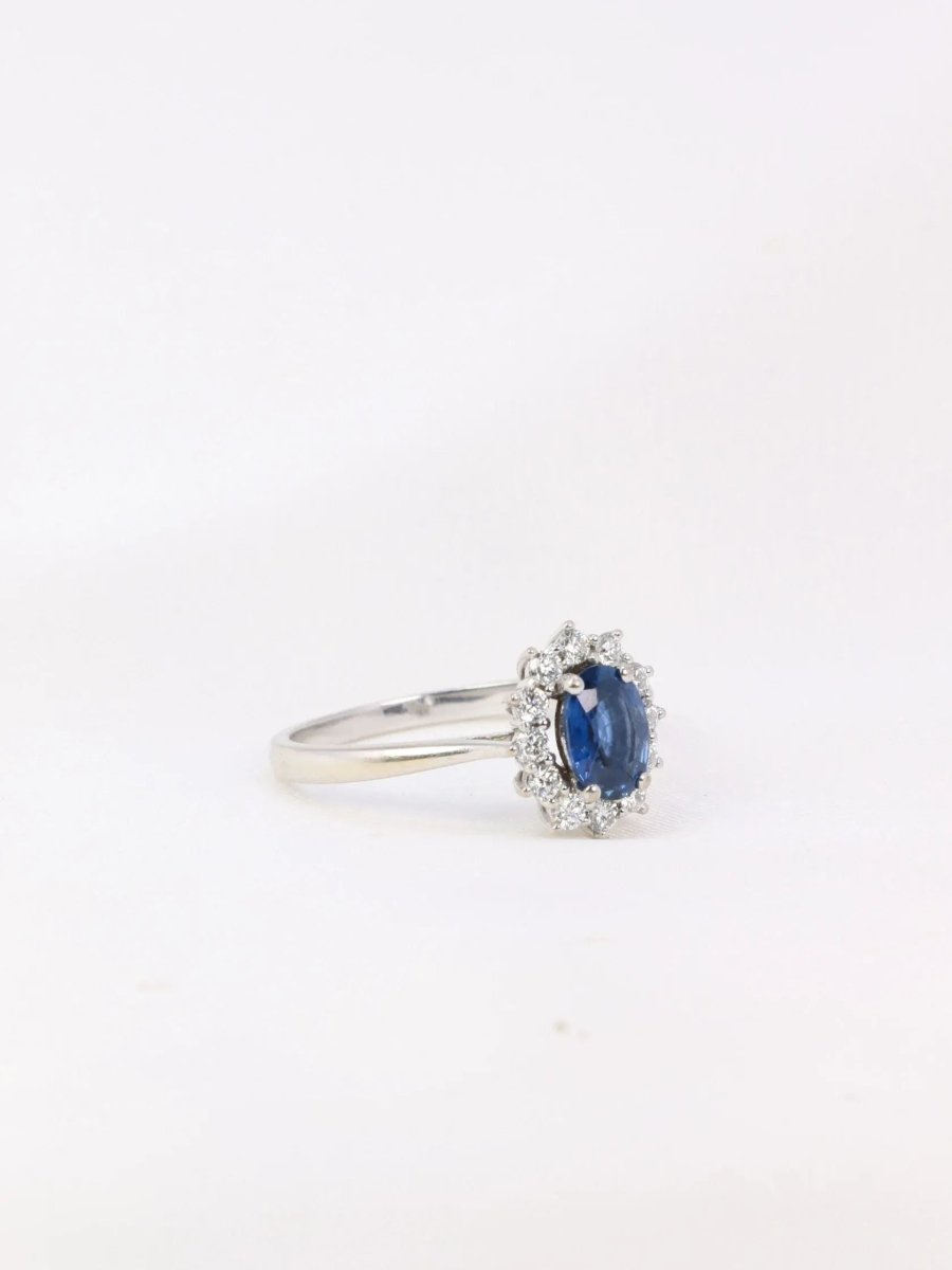 Bague marguerite vintage en or, saphir ovale et diamants - Castafiore