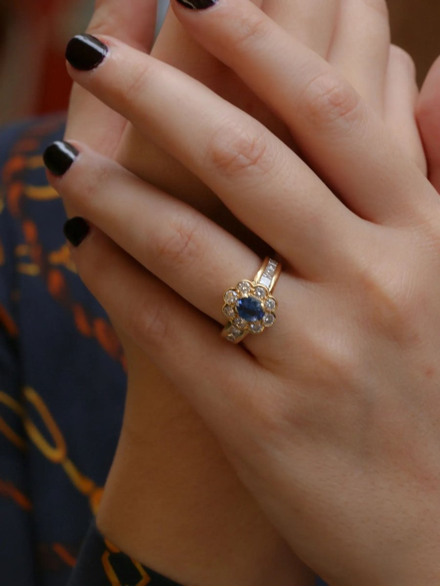 Bague marguerite vintage en or, saphir ovale et diamants - Castafiore