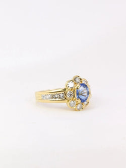 Bague marguerite vintage en or, saphir ovale et diamants - Castafiore