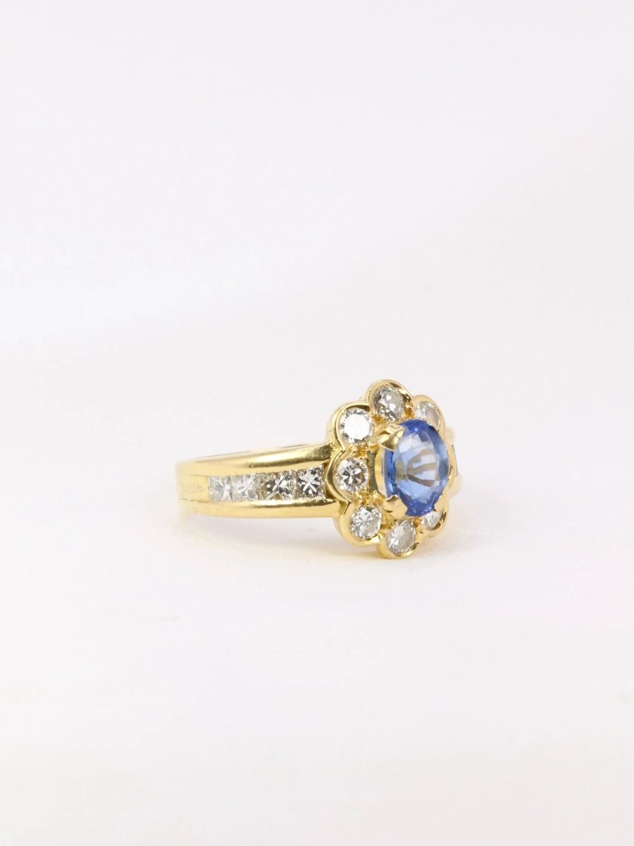 Bague marguerite vintage en or, saphir ovale et diamants - Castafiore