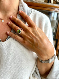 Bague Margueritte ornée d'un péridot, entouré de diamant - Castafiore