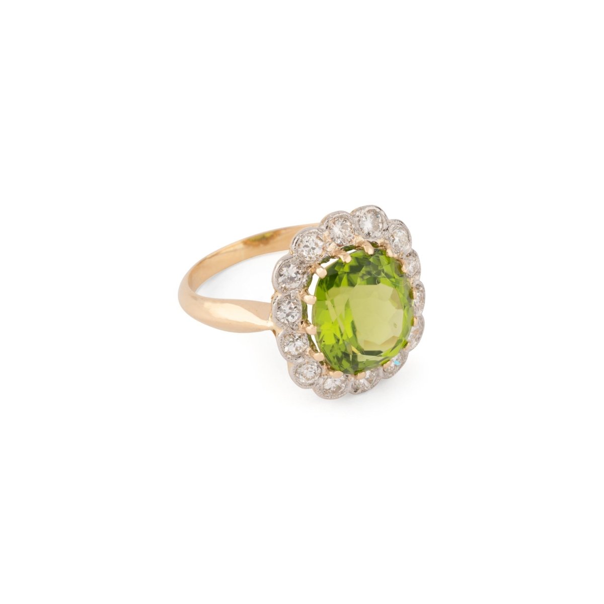 Bague Margueritte ornée d'un péridot, entouré de diamant - Castafiore