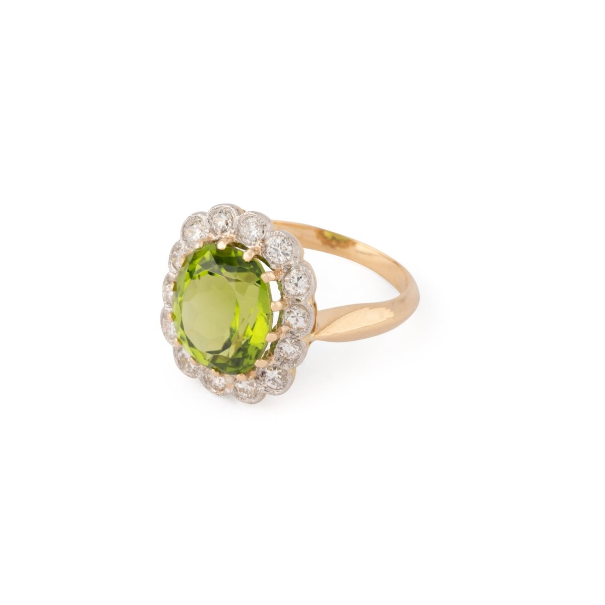 Bague Margueritte ornée d'un péridot, entouré de diamant - Castafiore