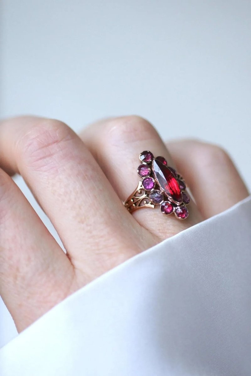 Bague Marquise Ancienne Or Rose et Grenats de Perpignan - Castafiore