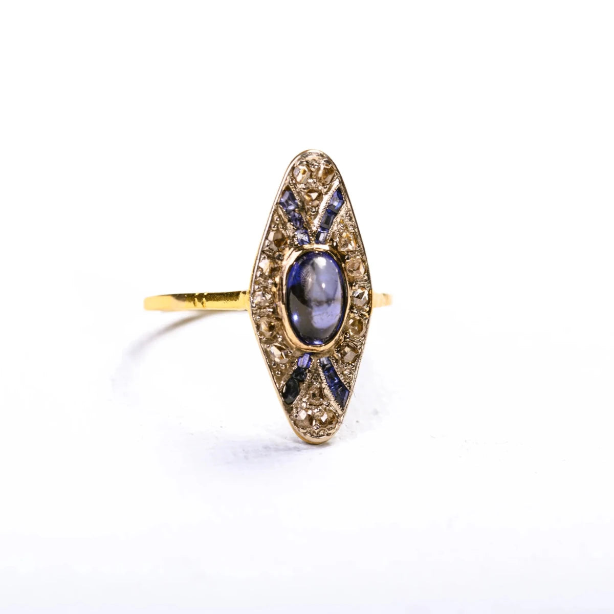 Bague marquise Art Déco en ors de couleurs, saphirs synthétiques et diamants - Castafiore