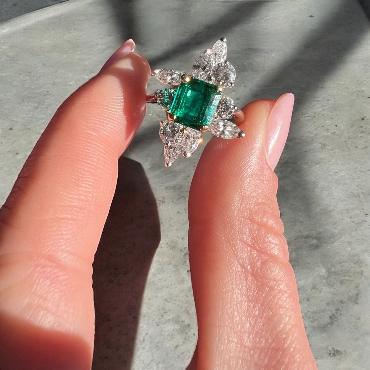 Bague Marquise Contemporaine en Or 18 Carats, Émeraude de Colombie et Diamants - Castafiore