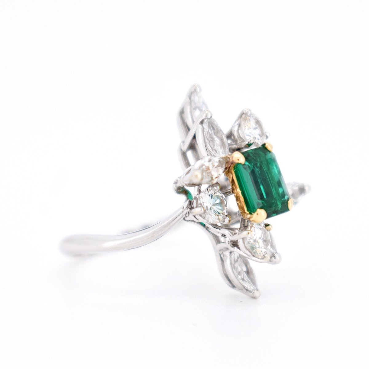 Bague Marquise Contemporaine en Or 18 Carats, Émeraude de Colombie et Diamants - Castafiore