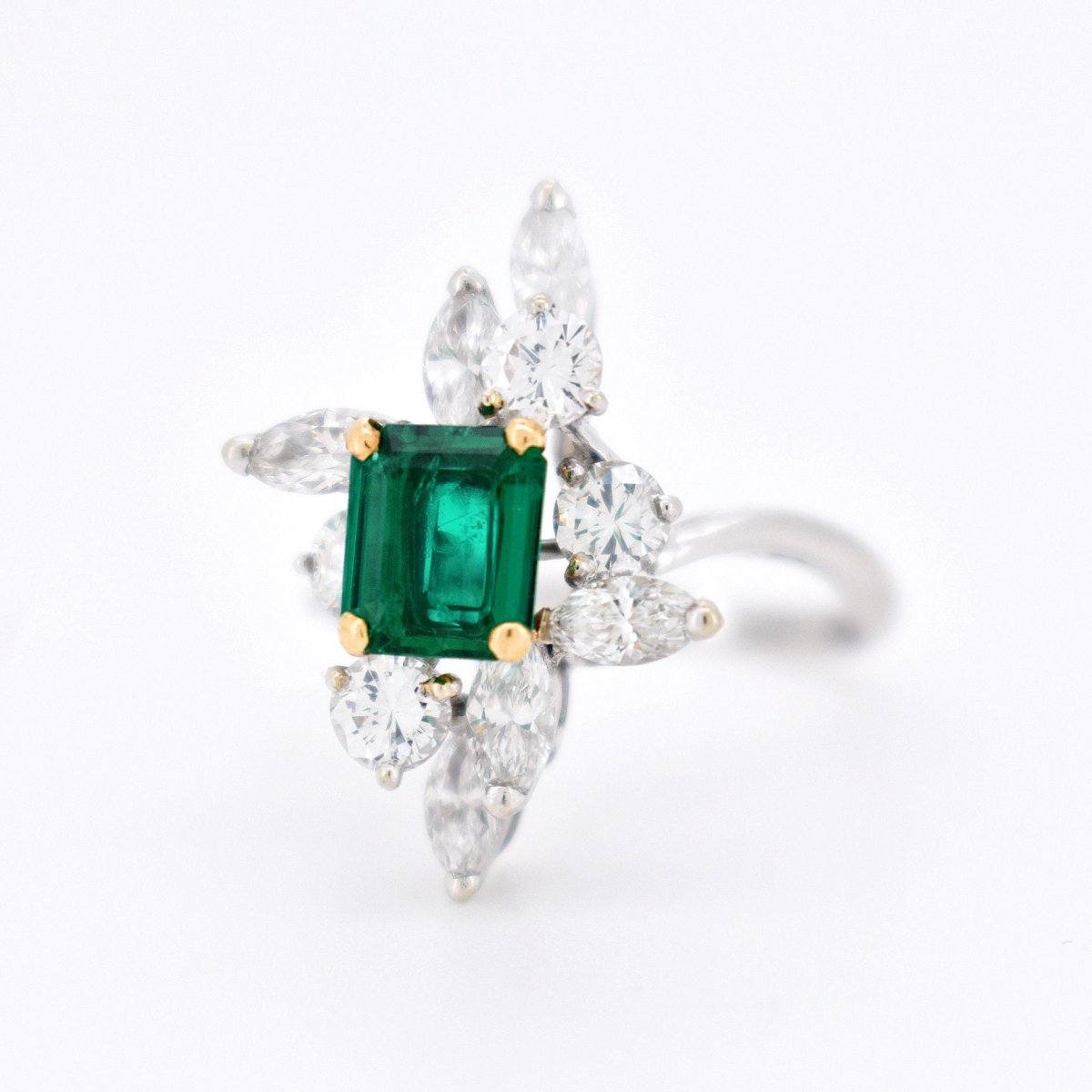 Bague Marquise Contemporaine en Or 18 Carats, Émeraude de Colombie et Diamants - Castafiore