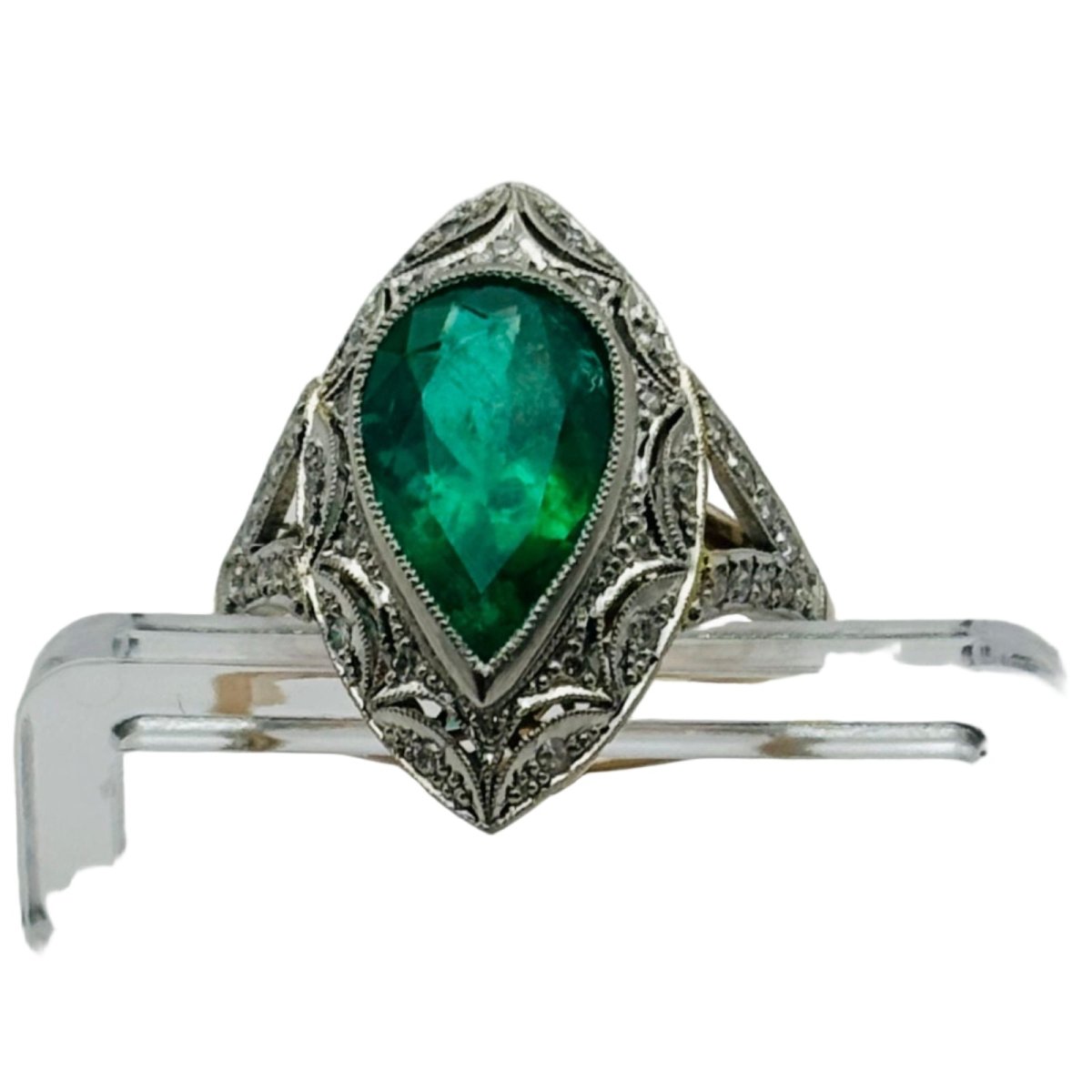 Bague Marquise en or blanc, émeraude et diamants - Castafiore