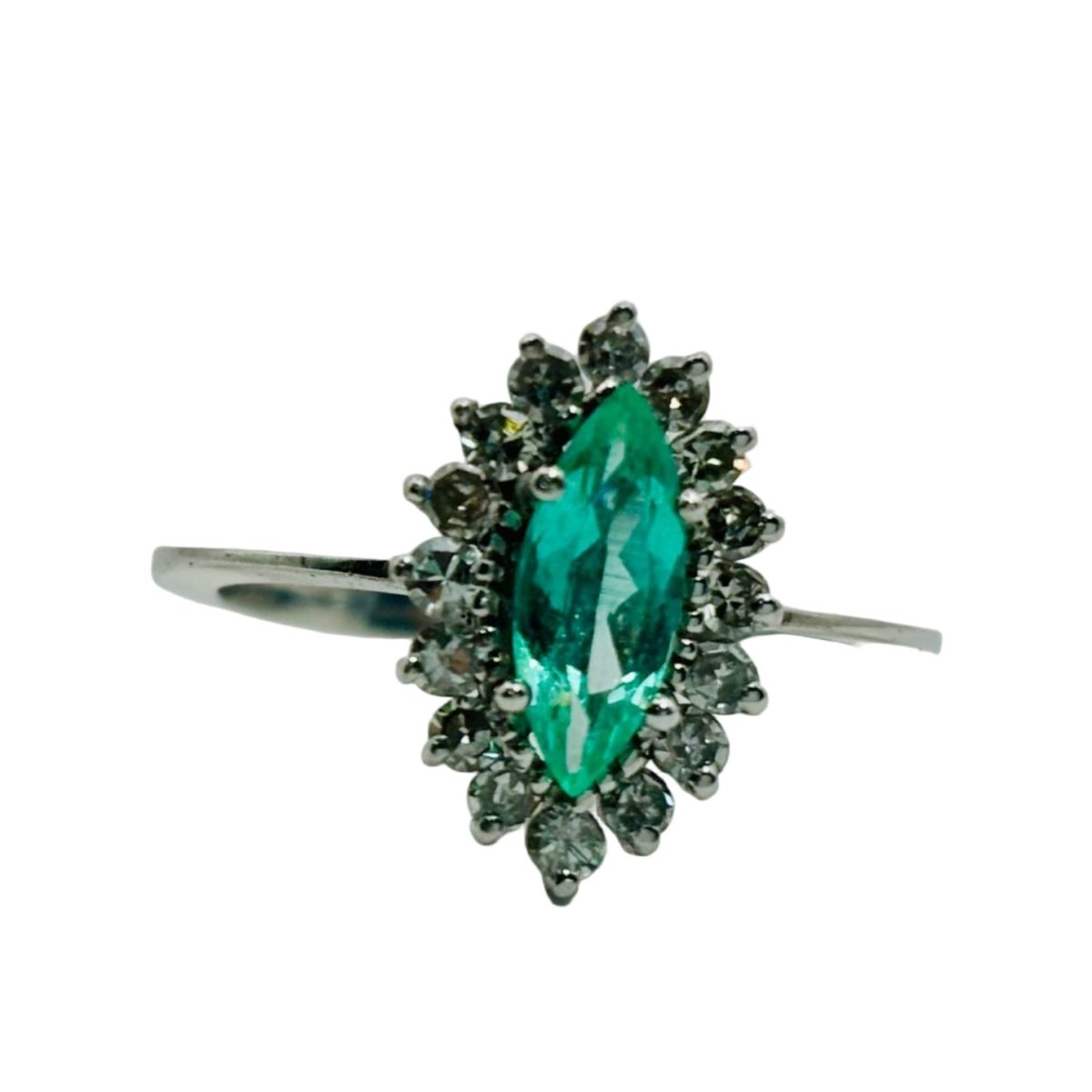 Bague Marquise en or blanc, émeraude et diamants - Castafiore