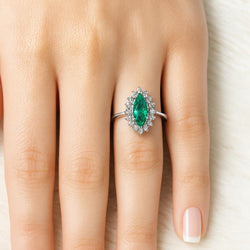 Bague Marquise en or blanc, émeraude et diamants - Castafiore