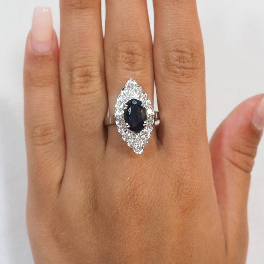 Bague marquise en or blanc, saphir et diamants - Castafiore