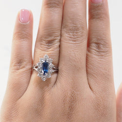 Bague marquise en or blanc, saphir et diamants - Castafiore