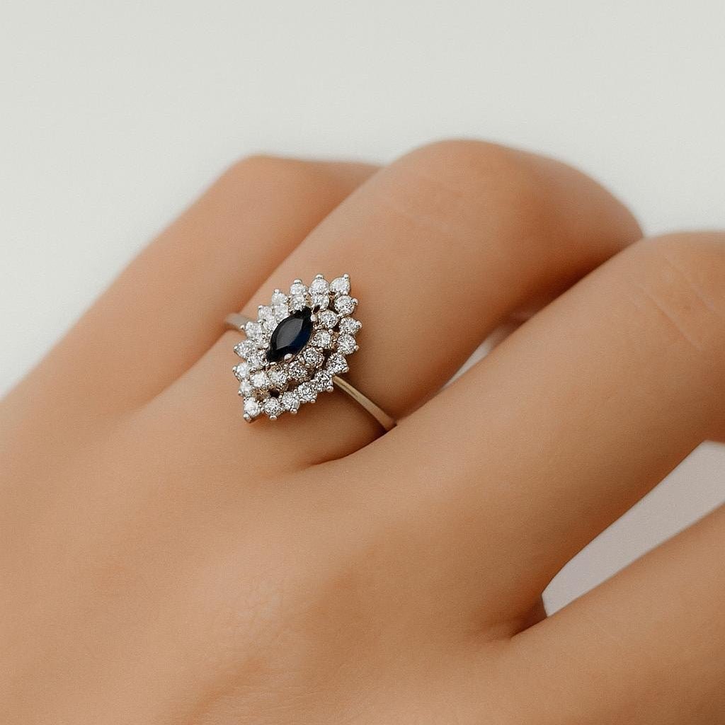 Bague Marquise en or blanc, saphir et diamants - Castafiore