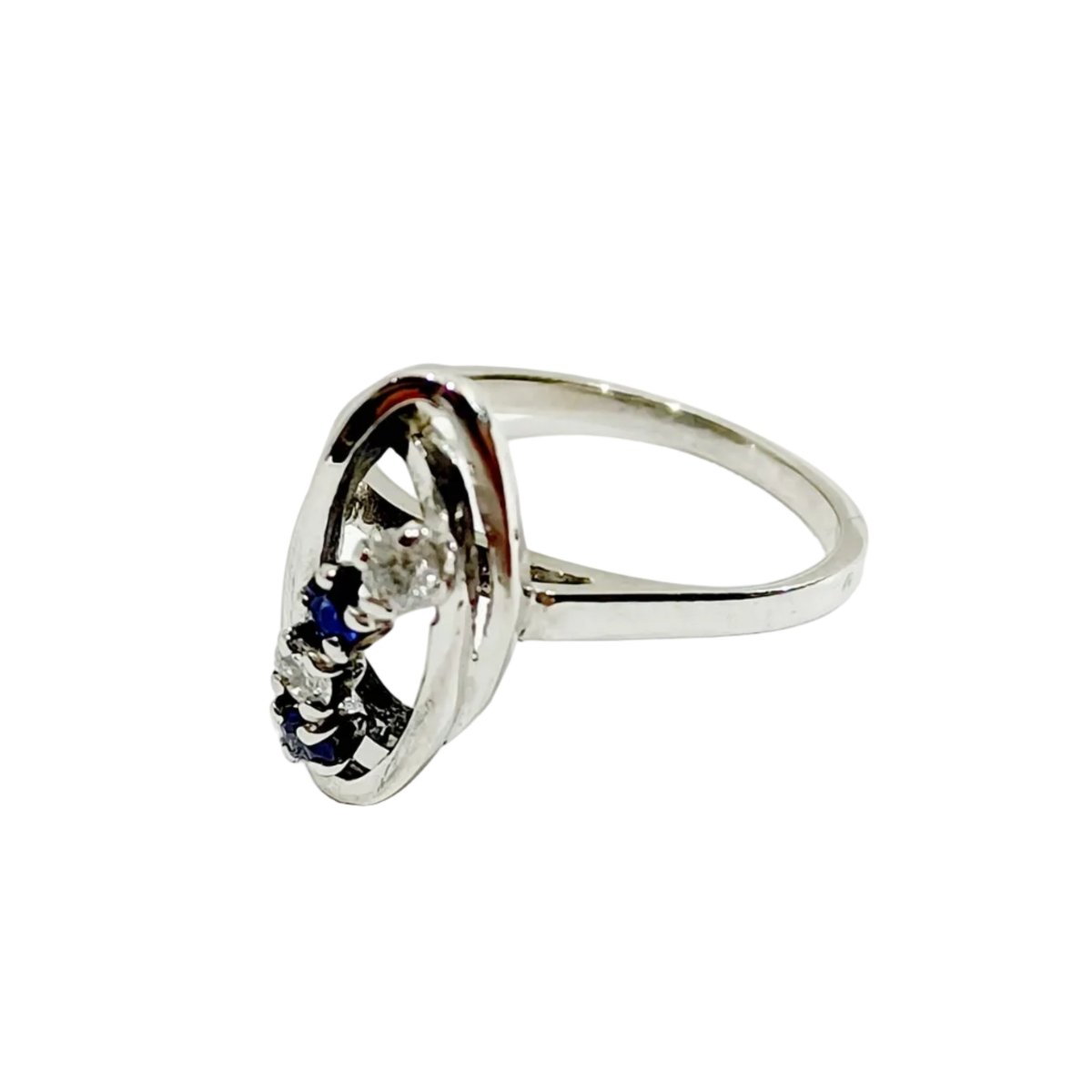 Bague Marquise en or blanc, saphirs et diamants - Castafiore