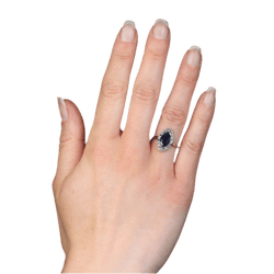 Bague Marquise en or blanc, saphirs et diamants - Castafiore