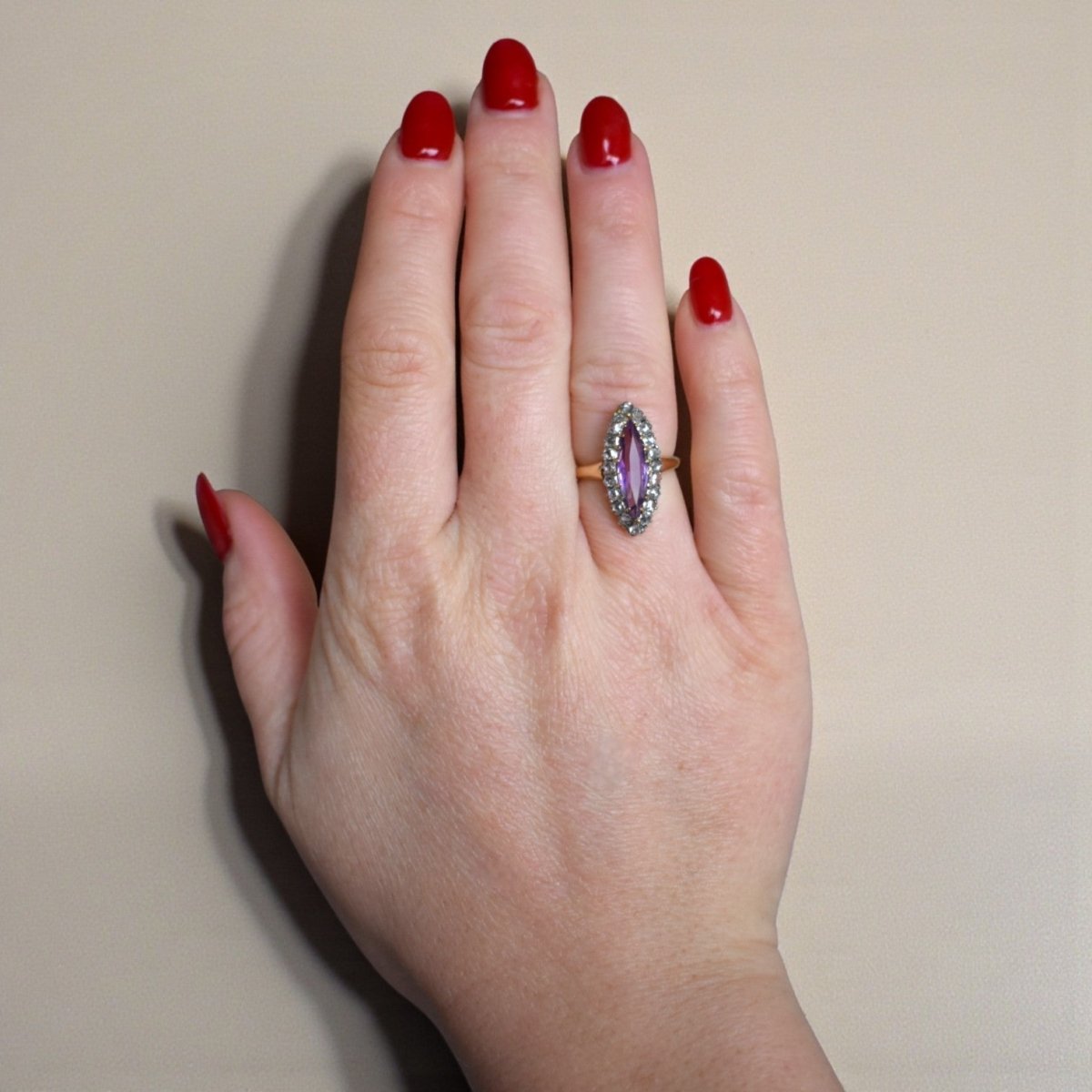 Bague Marquise en or jaune, améthyste et diamants - Castafiore