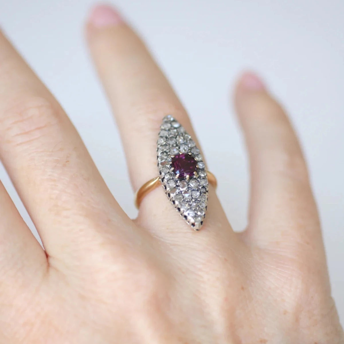 Bague Marquise en or jaune, argent, rubis et diamants - Castafiore