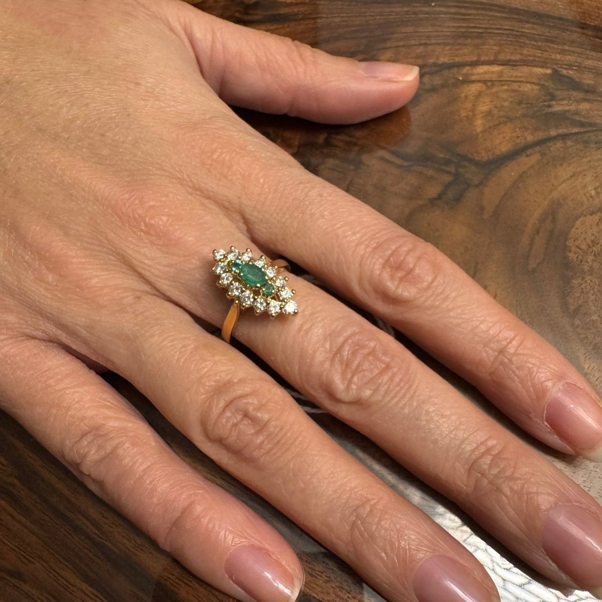 Bague Marquise en or jaune, émeraudes et diamants - Castafiore