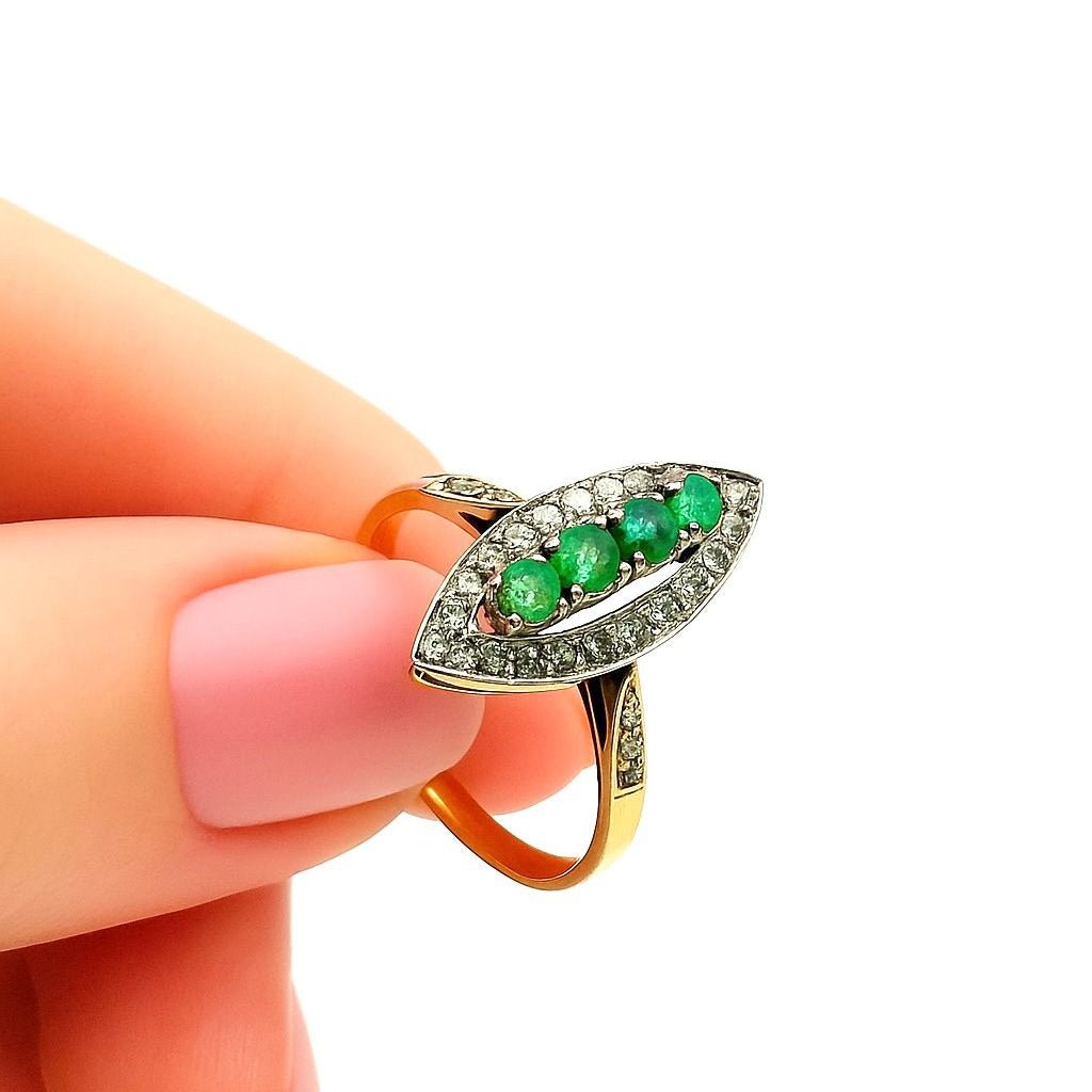 Bague Marquise en or jaune, émeraudes, et diamants - Castafiore