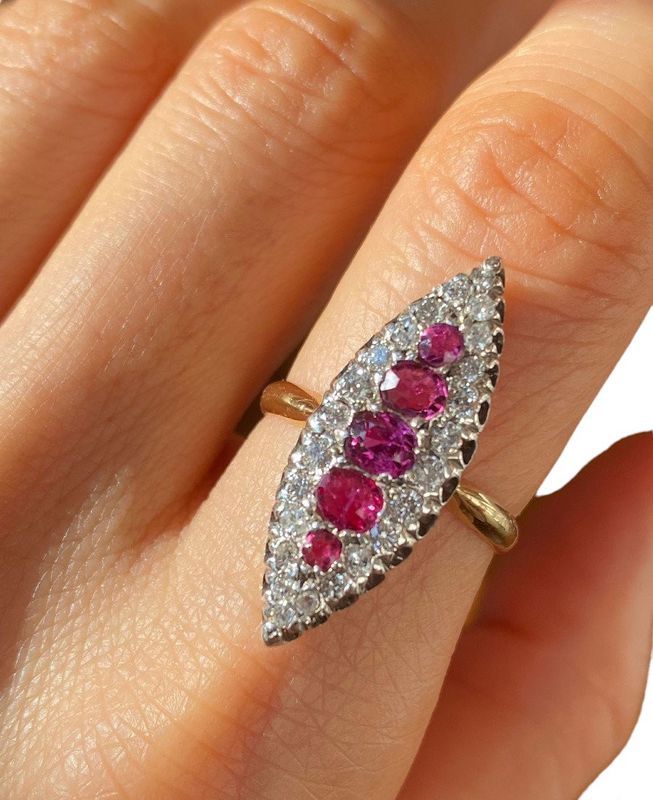 Bague Marquise, en or jaune et blanc - Castafiore