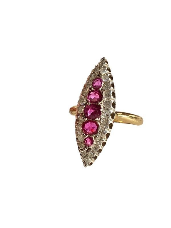 Bague Marquise, en or jaune et blanc - Castafiore