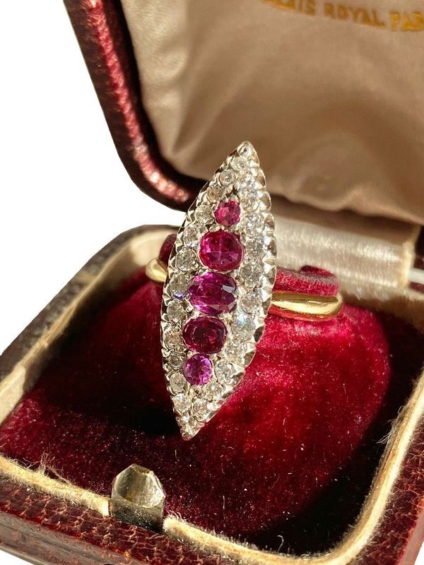 Bague Marquise, en or jaune et blanc - Castafiore