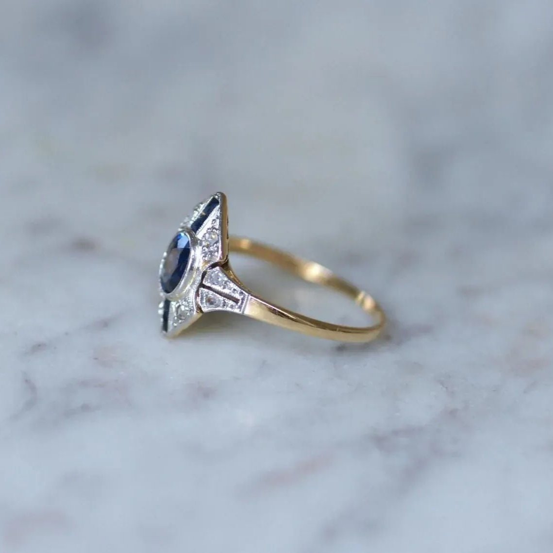 Bague Marquise en or jaune et blanc, saphirs et diamants - Castafiore