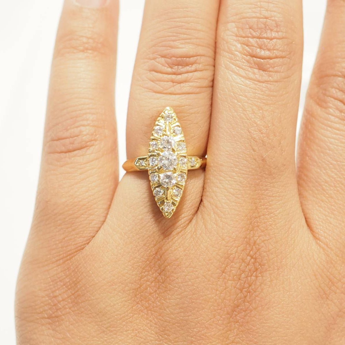 Bague Marquise en or jaune et diamants - Castafiore