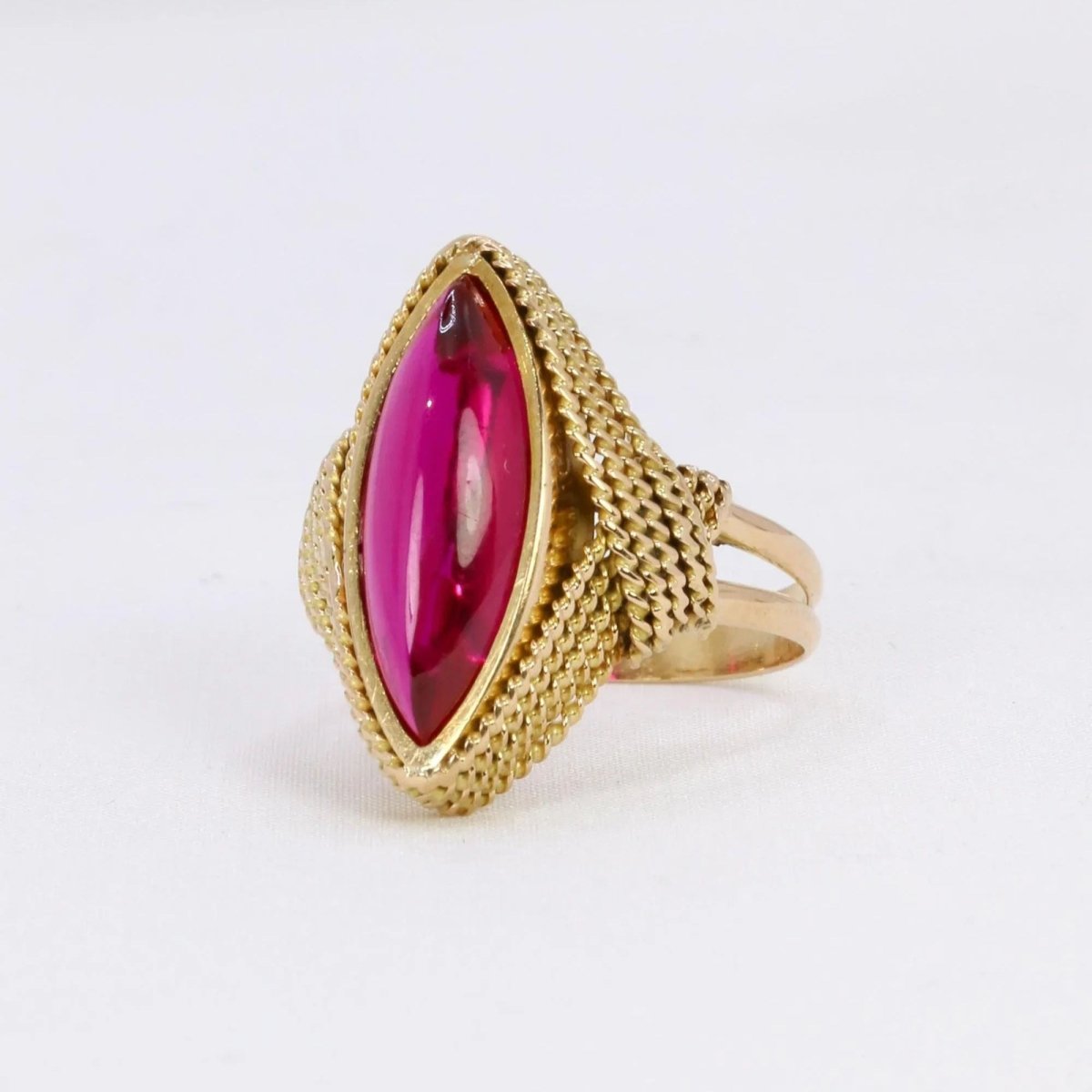 Bague Marquise en or jaune et rubis - Castafiore