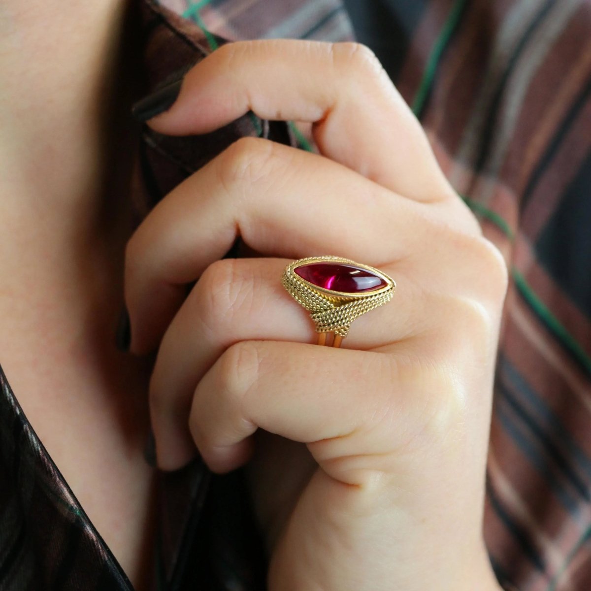 Bague Marquise en or jaune et rubis - Castafiore
