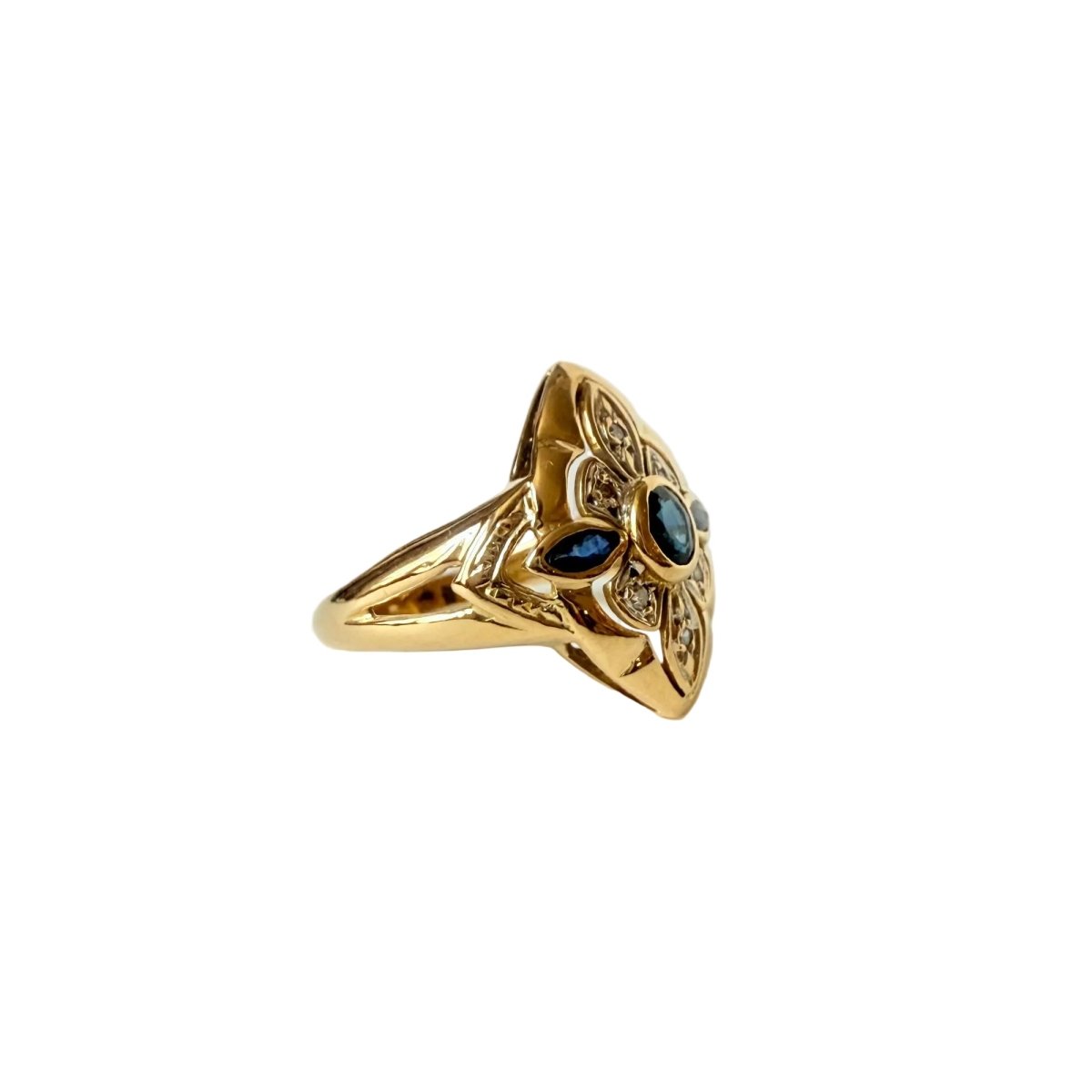 Bague Marquise en or jaune, or blanc, saphir, et diamants - Castafiore