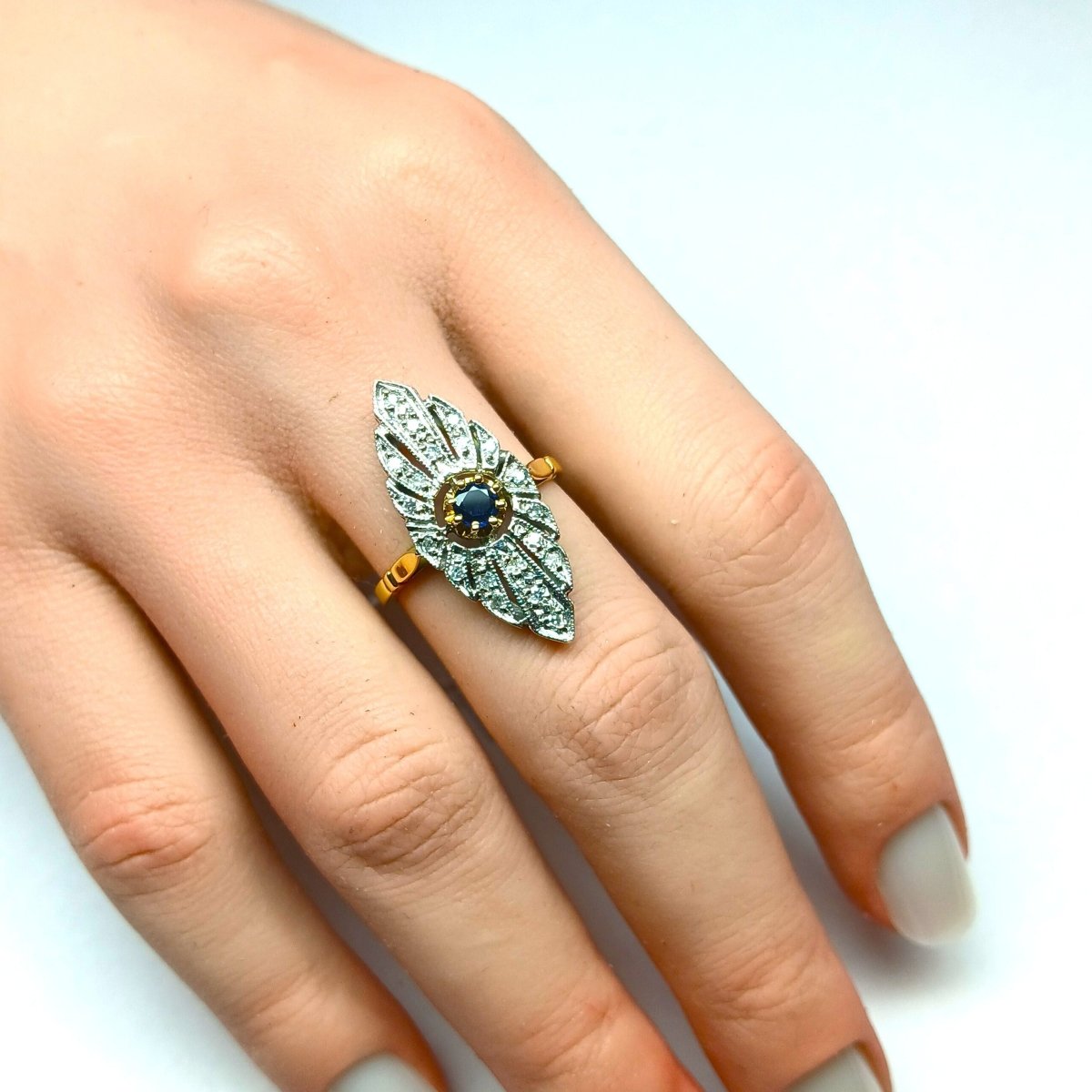 Bague Marquise en or jaune, or blanc, saphir et diamants - Castafiore