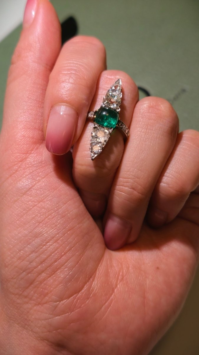 Bague Marquise en or jaune, platine, émeraude et diamants