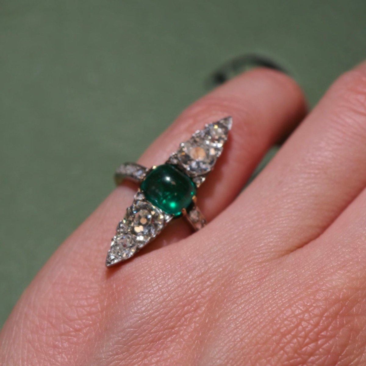 Bague Marquise en or jaune, platine, émeraude et diamants - Castafiore