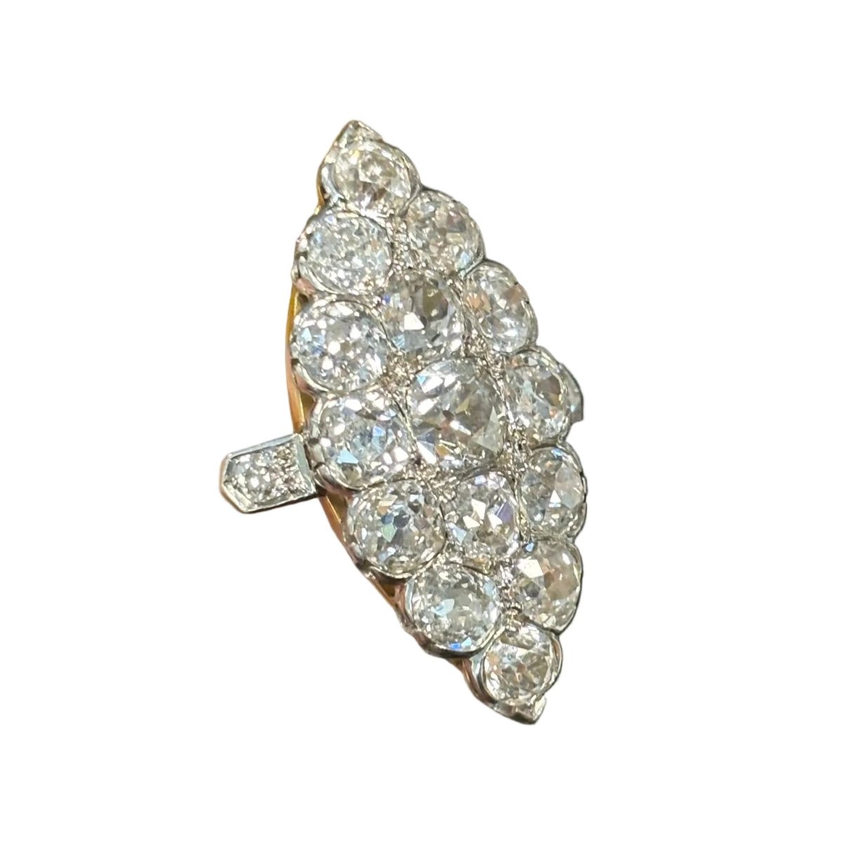 Bague Marquise en or jaune, platine et diamants - Castafiore