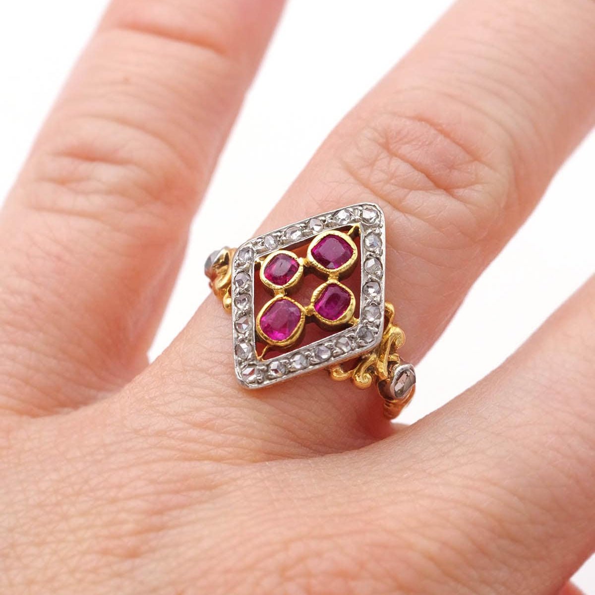 Bague Marquise en or jaune, platine, rubis et diamants - Castafiore