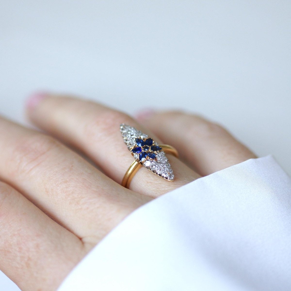 Bague Marquise en or jaune, platine, saphir et diamants - Castafiore