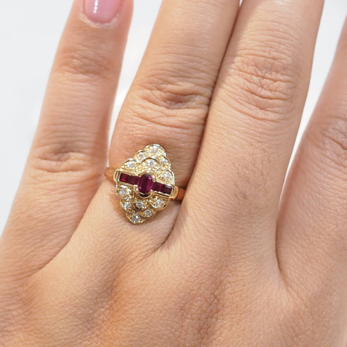 Bague Marquise en or jaune, rubis et diamants - Castafiore